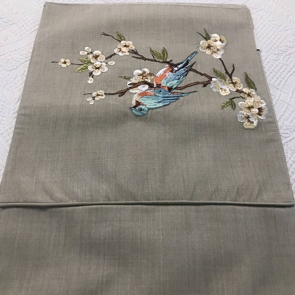 Wellesley Manor Tan Linen Table Runner with Embroidered Birds/Dogwood Tree. NWOT - Picture 12 of 16